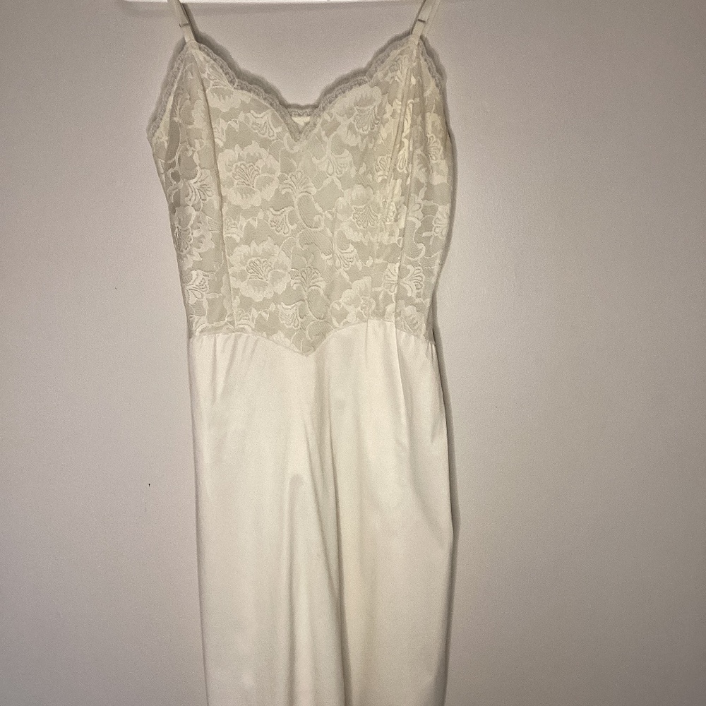 Vintage Vanity Fair Ivory Lace Full Slip Nylon Made in USA 36 Negligee *FLAW*
